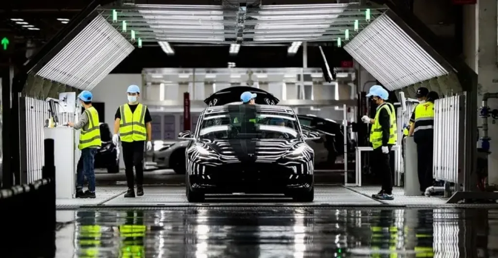 Tesla China sales staff-Chinese competitor