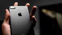 Apple notifies victims in 100...