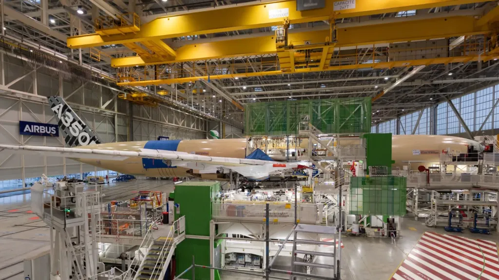 Airbus Warns of Software Flaw Threatening Safety of 6,000 A320 Aircraft