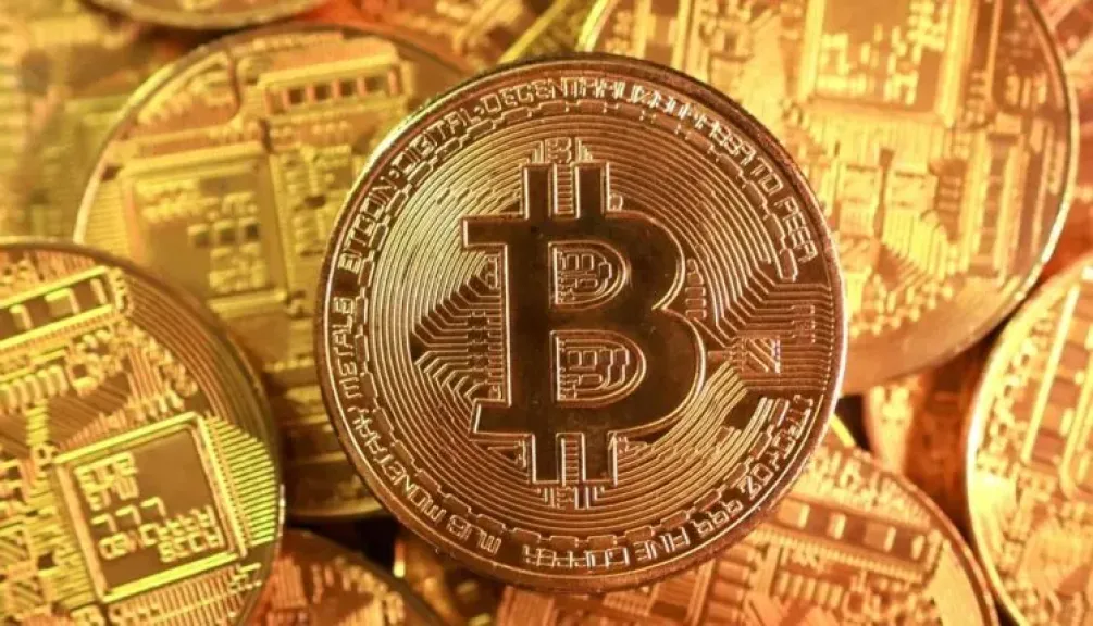 Bitcoin Slides to $86K Amid Market Turmoil as Investors Flee Risk Assets